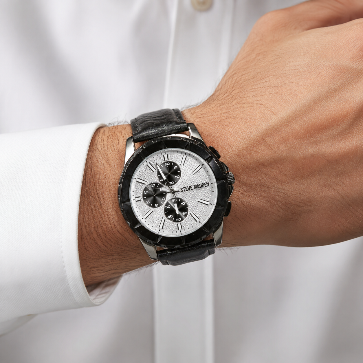 Reloj Steve Madden para Hombre – Negro con Esfera Plateada ⌚🖤