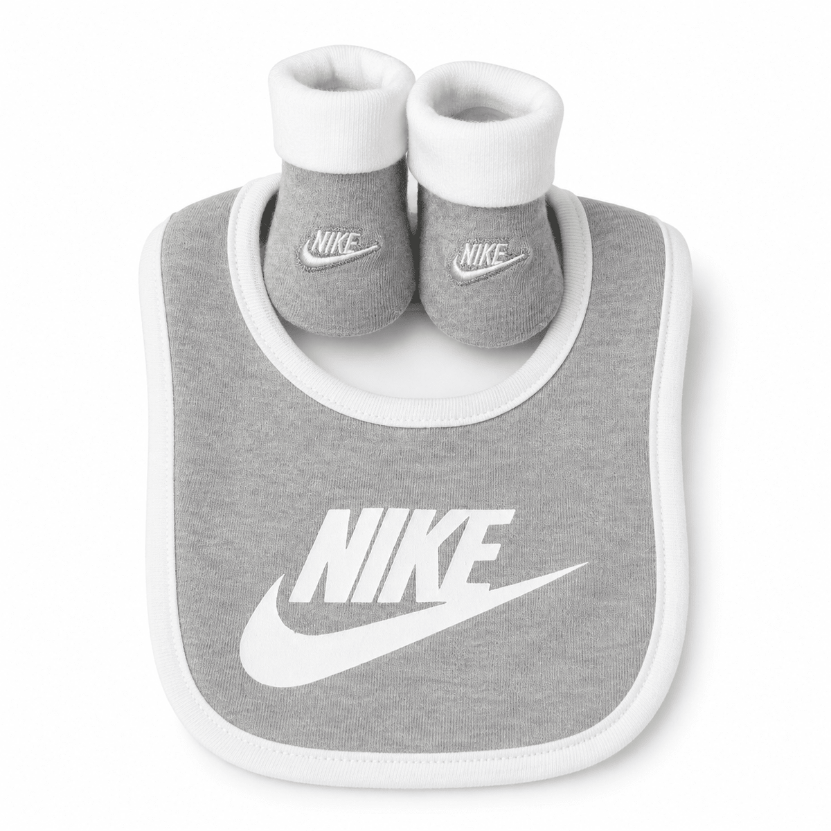 Set Nike Bebé 2 Piezas – Babero + Calcetines 0–6 Meses 🖤👶 | Baby Helena Shop
