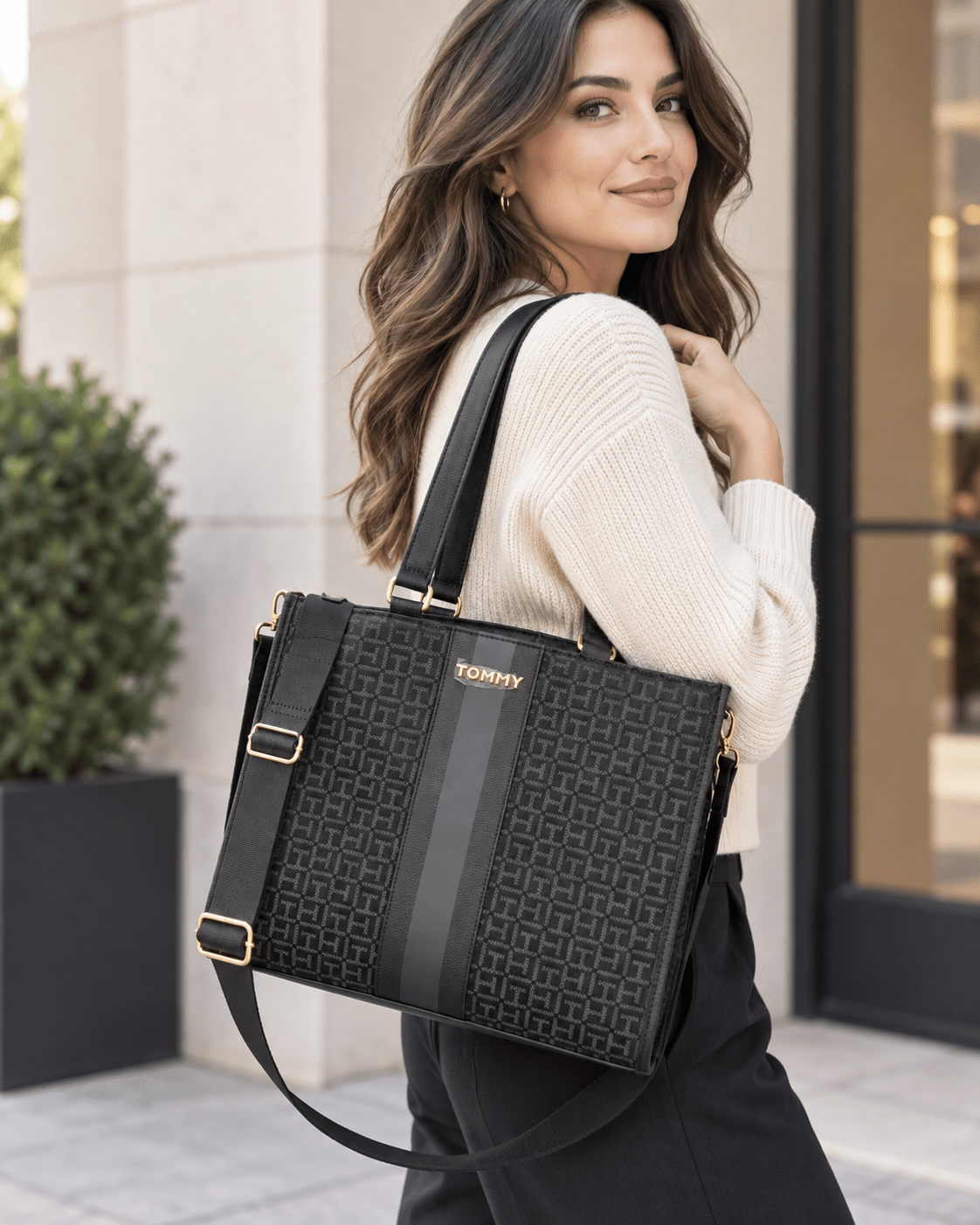 Tote Tommy Hilfiger Monograma Negra 🖤 | Baby Helena Shop